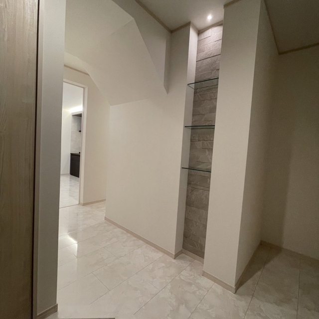 玄関がおしゃれに激変｜ニッチ照明×ガラス棚の最強組み合わせ