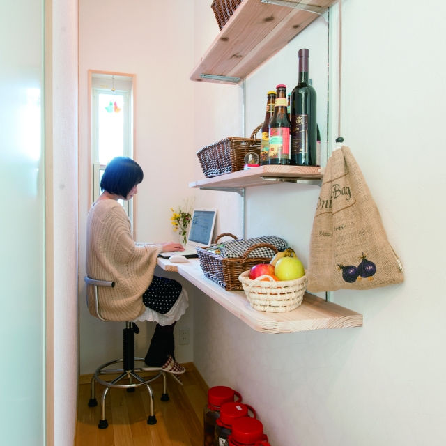 既製品にはない満足感。大工手作りのデスク＆本棚でつくる、家族が自然に集まる家