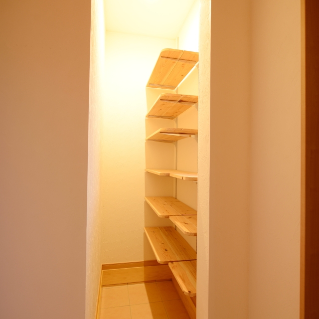 見せて整う、アーチ開口のキッチン収納