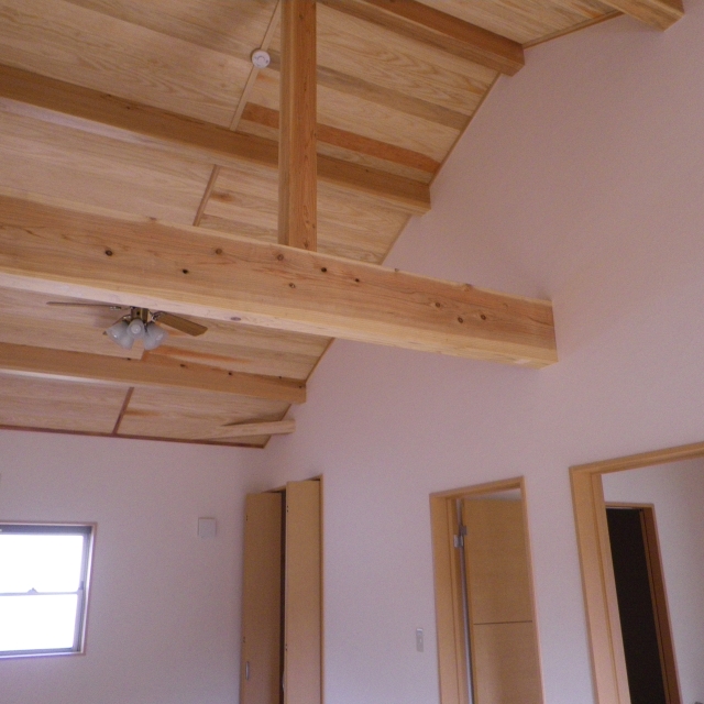 梁見せ天井のLDKってどう？木のあたたかさを感じる暮らしのかたち