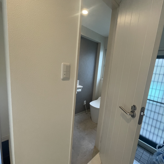 「えっ、うち大丈夫?」トイレのドアが内開きだと怖い理由と、安全な間取りのルール