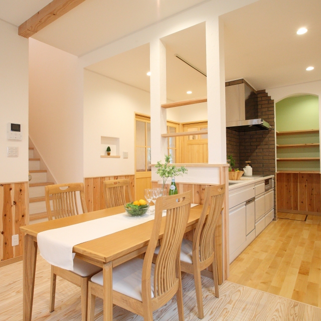 子どもの成長を飾る家|子育て世代に選ばれる“見せる収納”のあるリビング