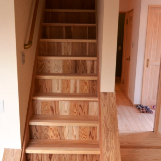 家の中で、毎日必ず使う場所――それが階段です。実はこの階段の素材ひとつで、住まいの心地よさや家族の暮らし方は大きく変わります。