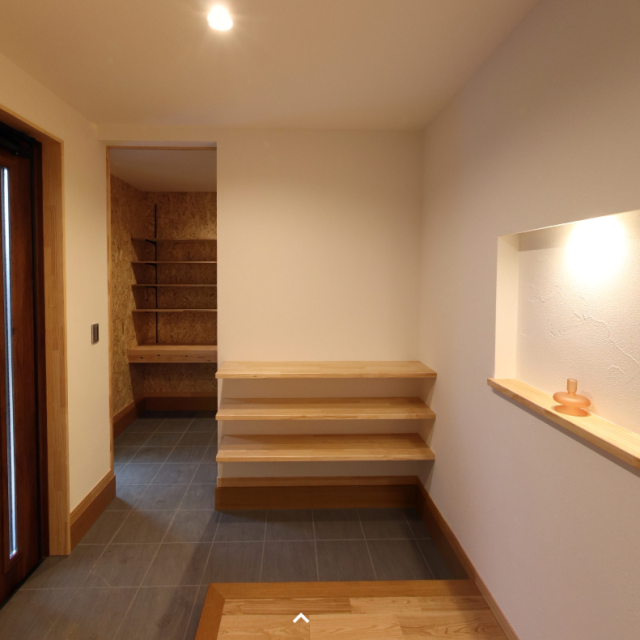 玄関が片付く家の共通点｜土間収納×造作棚の間取りアイデア